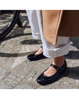 Babies in varnished leather with eyelet flanges and silver buckles