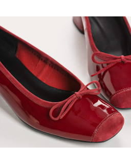Ballerinas with red varnished leather and velvet