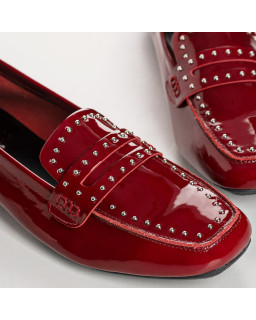 Mocassins collège rouges à clous en cuir vernis