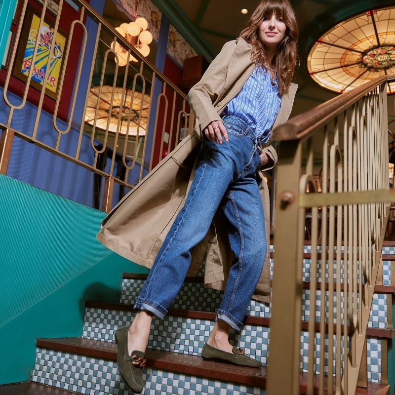 Mocassins bijoux en cuir velours bout carré et chaîne bois brossé