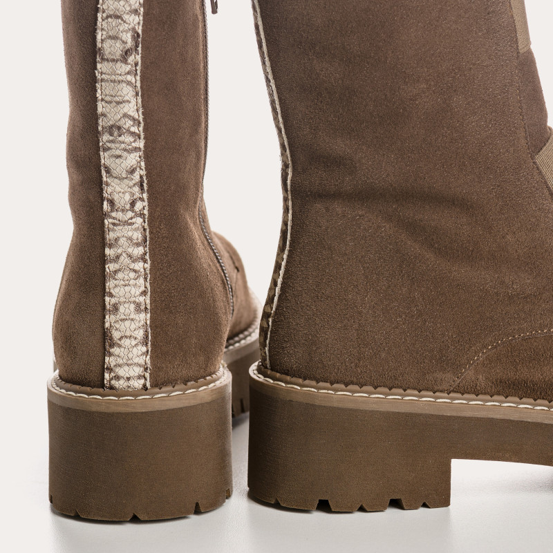 Boots Chelsea plates en cuir velours avec élastiques