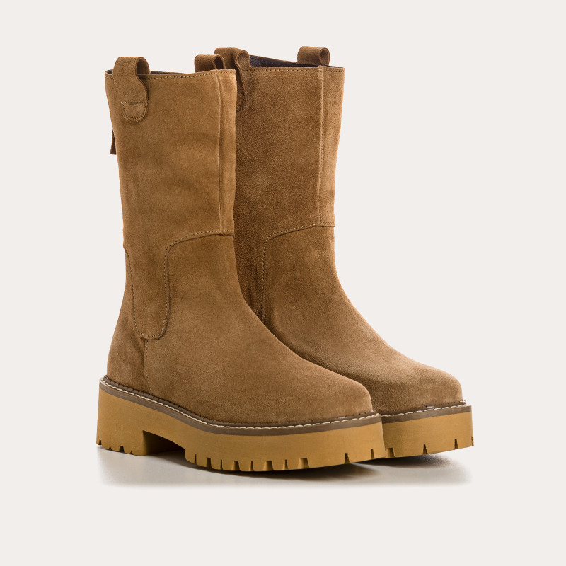 Bottines en cuir velours beige avec semelles crantées et zip arrière