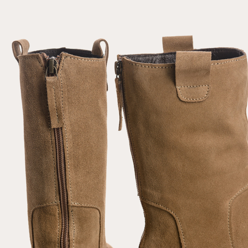 Beige velvet leather boots with notched soles and rear zip