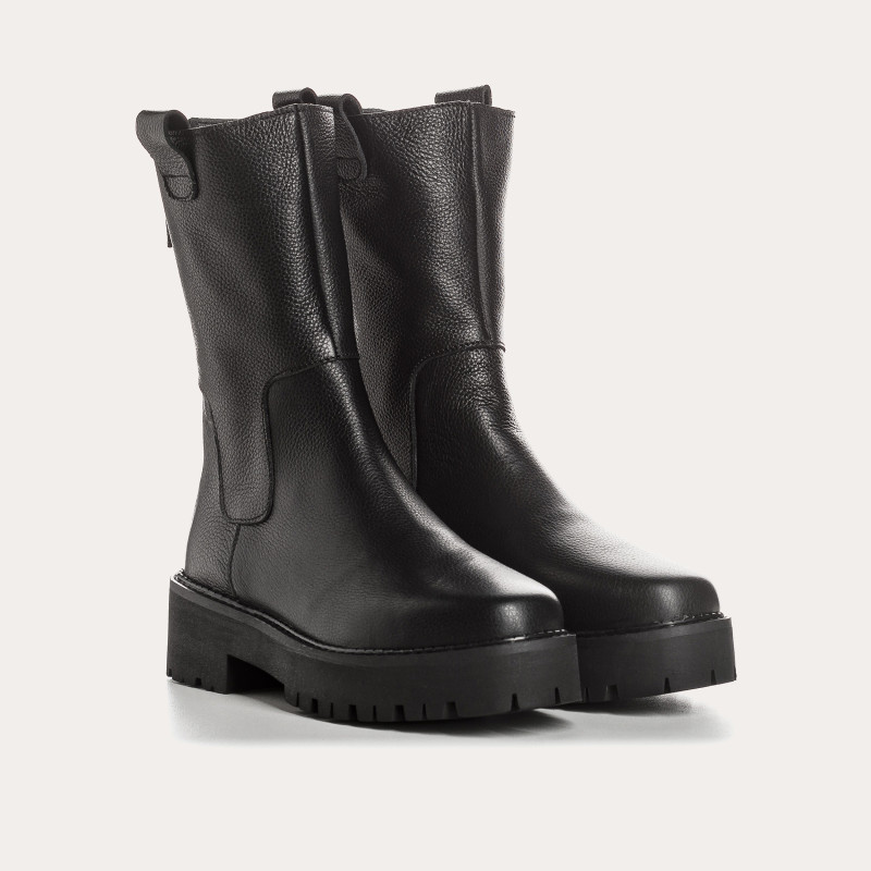 Boots à semelles crantées en cuir grainé noir avec zip arrière