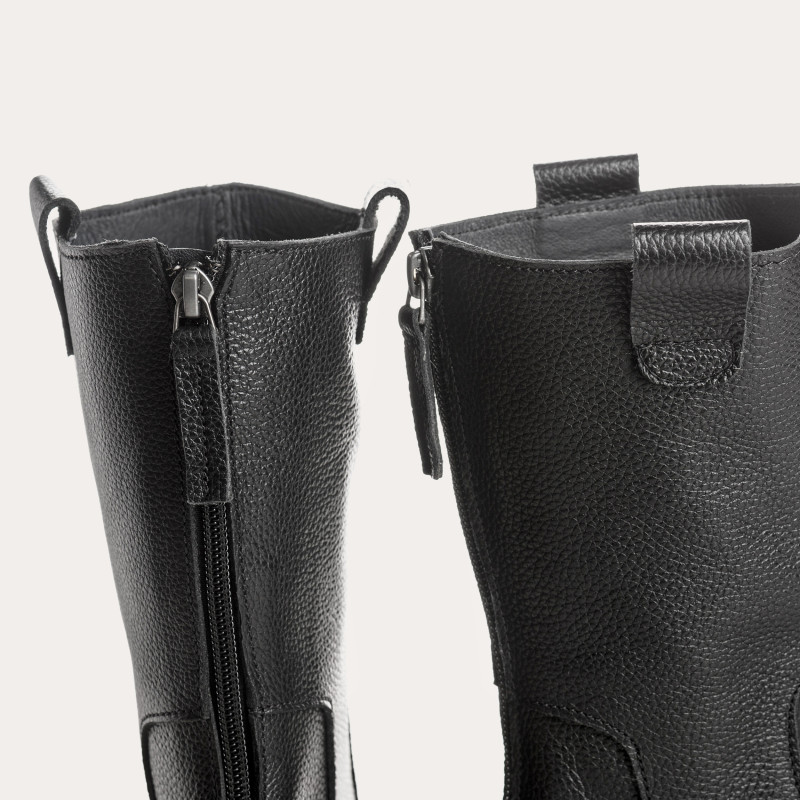 Boots à semelles crantées en cuir grainé noir avec zip arrière
