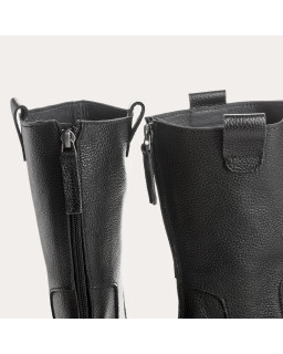 Boots à semelles crantées en cuir grainé noir avec zip arrière