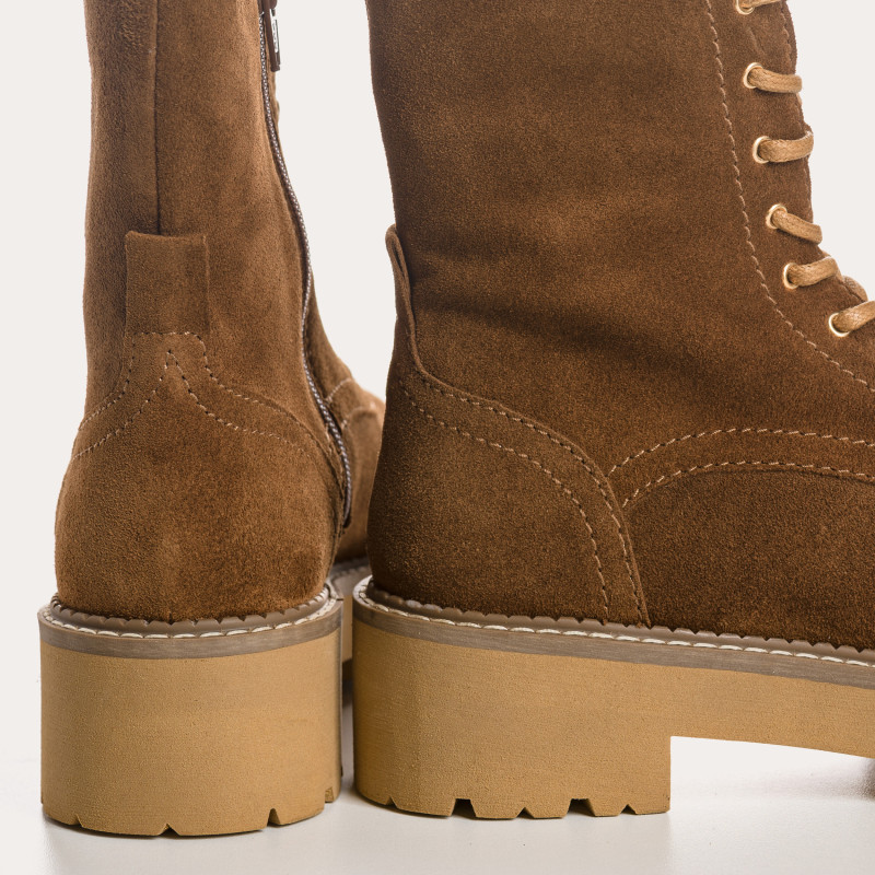 Boots à lacets en cuir velours avec zip intérieur et semelle en gomme