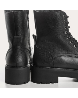 Boots à lacets en cuir grainé noir avec zip intérieur