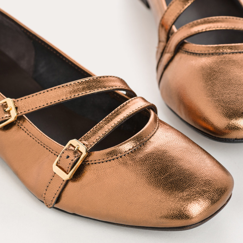 Bibes in metallic leather bronze with double flanges