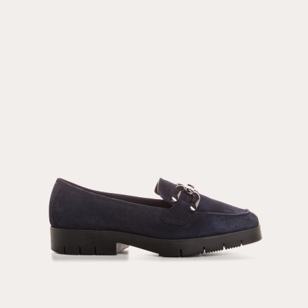 Velvet leather jaw moccasins with golden jewelry or silver