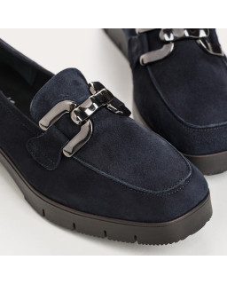 Velvet leather jaw moccasins with golden jewelry or silver