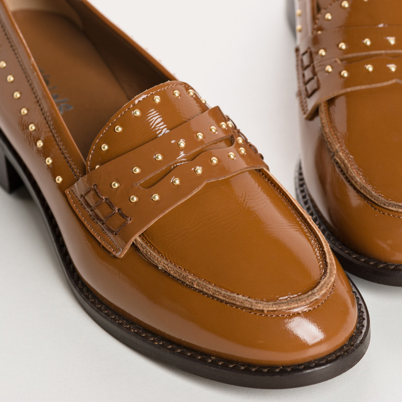 Mocassins collège en cuir vernis avec clous dorés