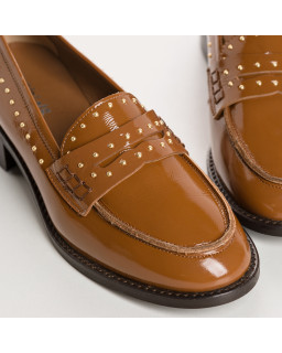 Mocassins collège en cuir vernis avec clous dorés