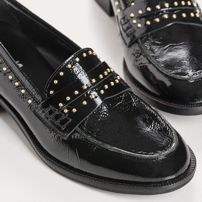 Mocassins collège en cuir vernis avec clous dorés