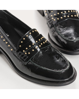Mocassins collège en cuir vernis avec clous dorés
