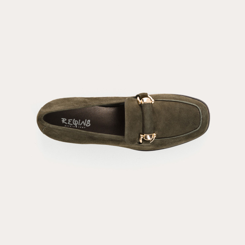 Mocassins en cuir velours avec semelles crantées et accessoires dorés