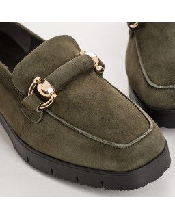 Mocassins en cuir velours avec semelles crantées et accessoires dorés