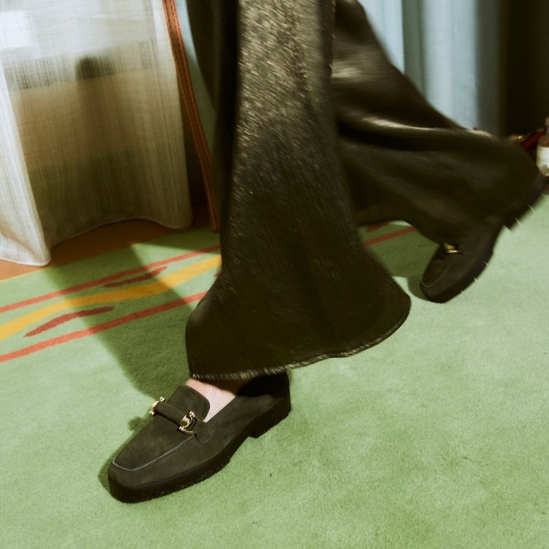 Mocassins en cuir velours avec semelles crantées et accessoires dorés