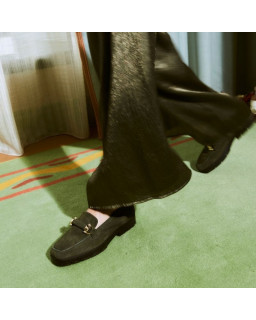 Mocassins en cuir velours avec semelles crantées et accessoires dorés