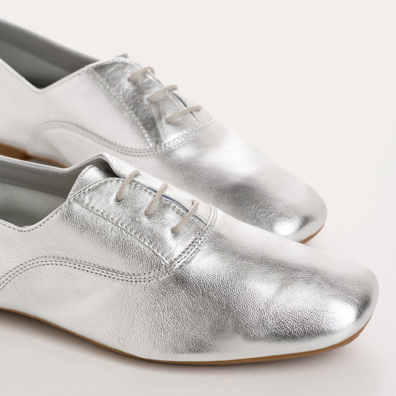 Metallic leather flat derbies with laces tone on tone