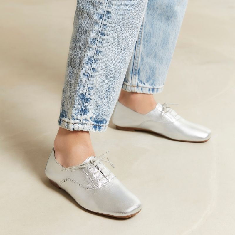 Derbies plates en cuir métallisé avec lacets ton sur ton