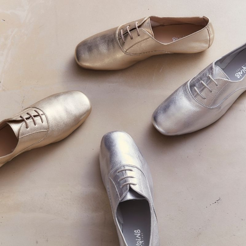 Derbies plates en cuir métallisé avec lacets ton sur ton