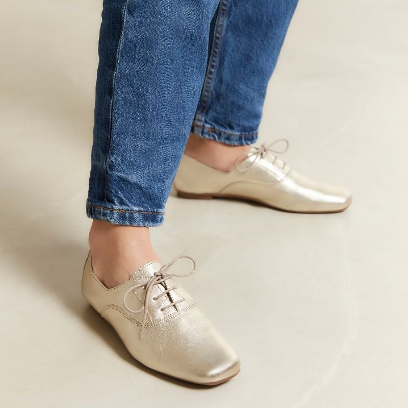 Derbies plates en cuir métallisé avec lacets ton sur ton