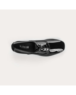 Derbies plates en cuir vernis avec lacets ton sur ton