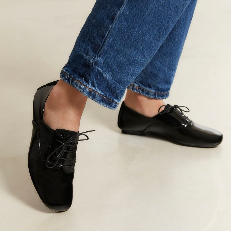 Derbies plates en cuir vernis avec lacets ton sur ton