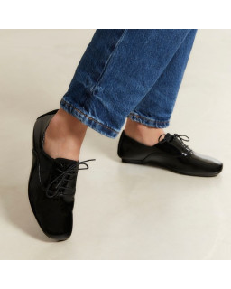 Flat derbies in varnished leather with laces tone on tone