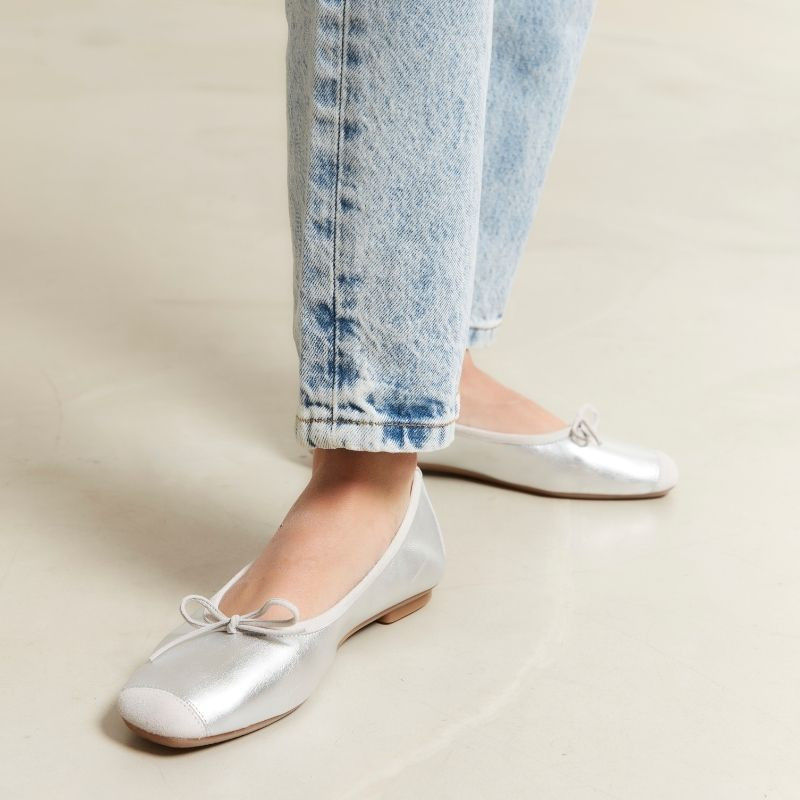 Flat ballerinas with metallic leather knot
