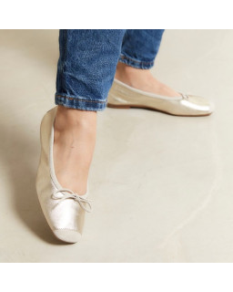 Flat ballerinas with metallic leather knot