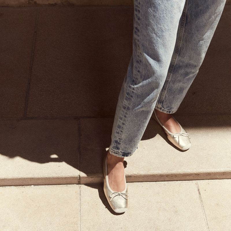 Flat ballerinas with metallic leather knot