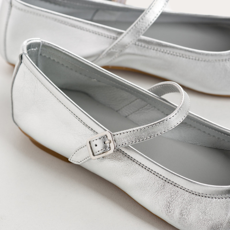 Babies made of metallic leather with bridles and golden loops or silver