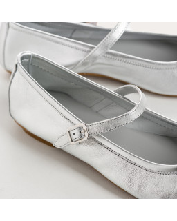 Babies made of metallic leather with bridles and golden loops or silver