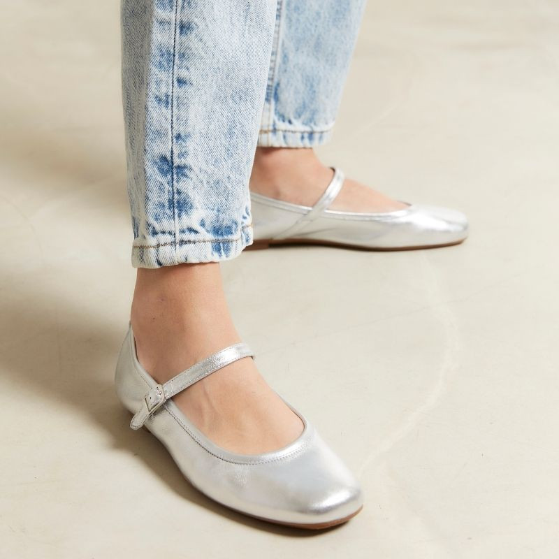 Babies en cuir métallisé avec brides et boucles dorées ou argentées