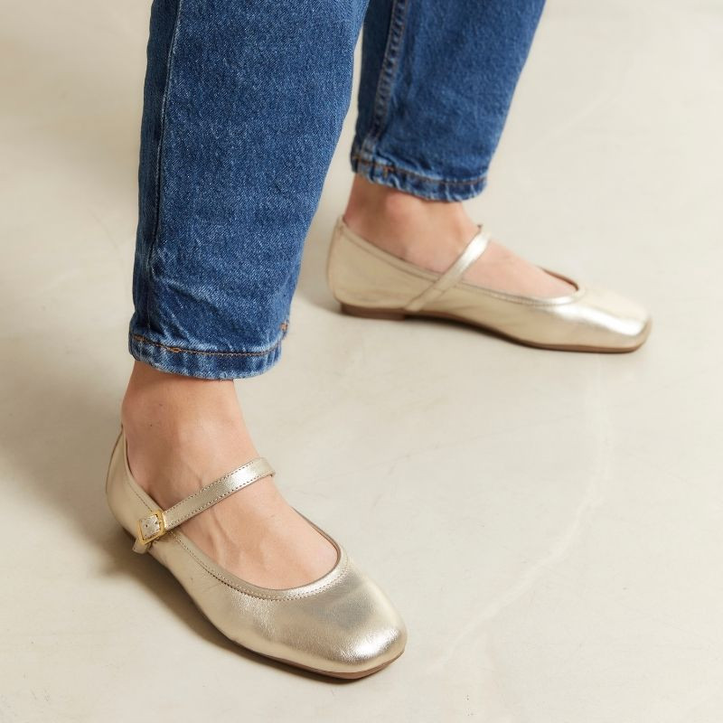 Babies made of metallic leather with bridles and golden loops or silver