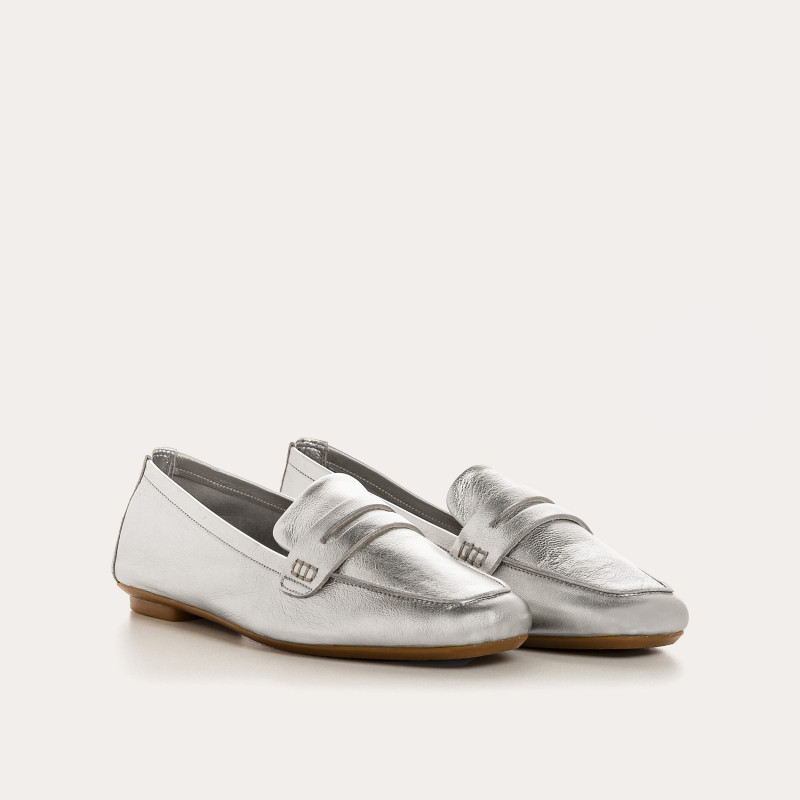 College moccasins in platinum metal leather with square butt