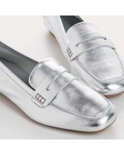 College moccasins in platinum metal leather with square butt
