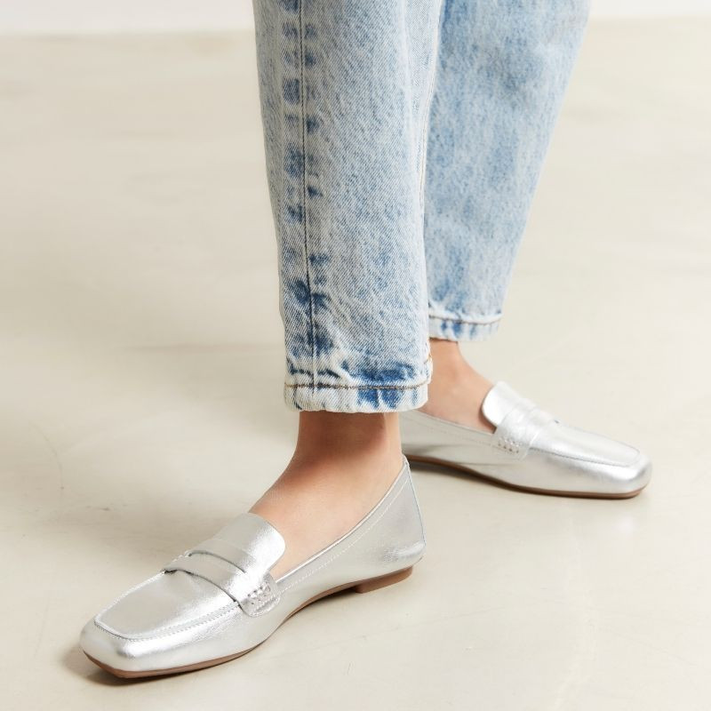 College moccasins in platinum metal leather with square butt