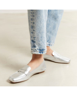 College moccasins in platinum metal leather with square butt