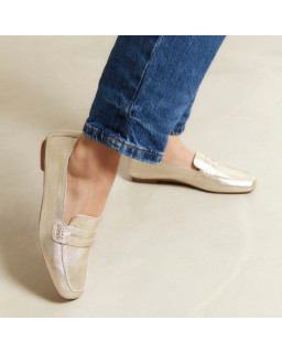 College moccasins in platinum metal leather with square butt