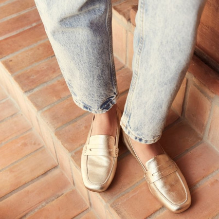 College moccasins in platinum metal leather with square butt
