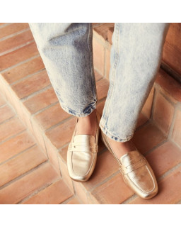 College moccasins in platinum metal leather with square butt