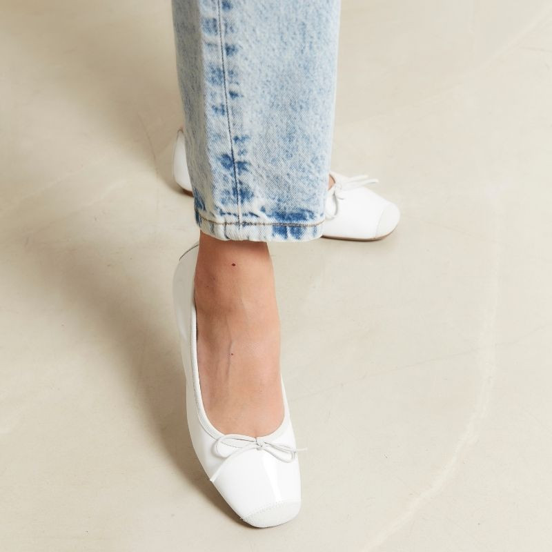 Ballerines plates à nœud en cuir vernis avec renfort en cuir velours