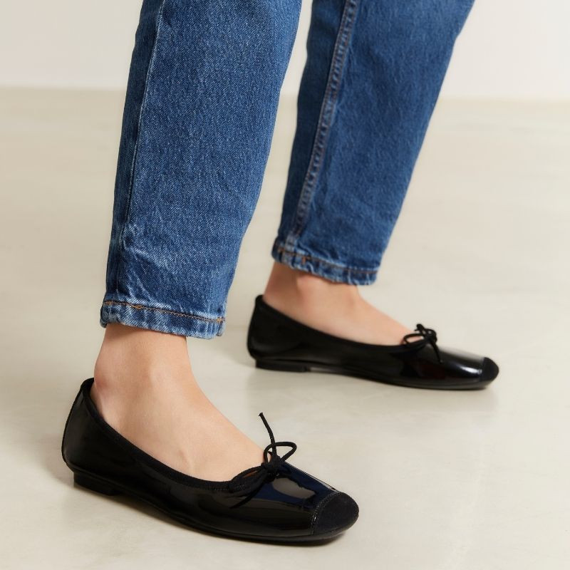 Ballerines plates à nœud en cuir vernis avec renfort en cuir velours