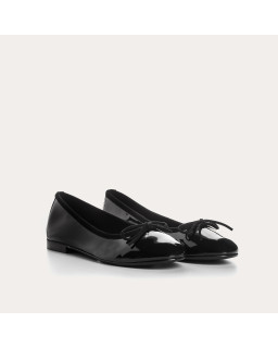 Ballerinas rounded in varnish leather