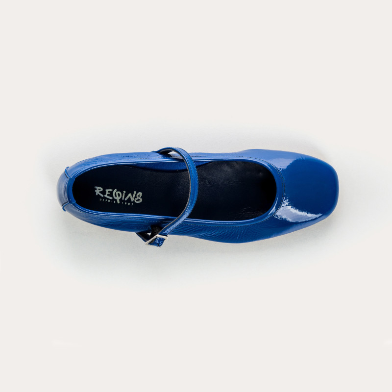 Babies en cuir vernis avec brides et boucles argentées