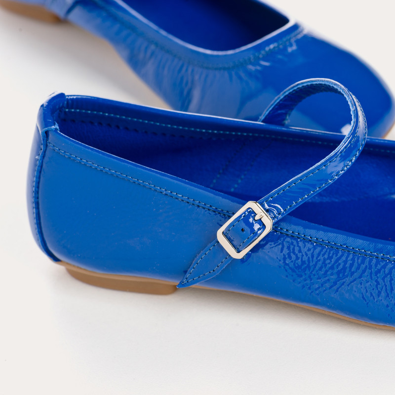 Babies en cuir vernis avec brides et boucles argentées