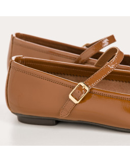 Babies en cuir vernis avec brides et boucles argentées